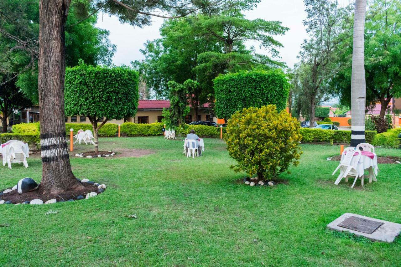 Rwenzori International Hotel Kasese Bagian luar foto