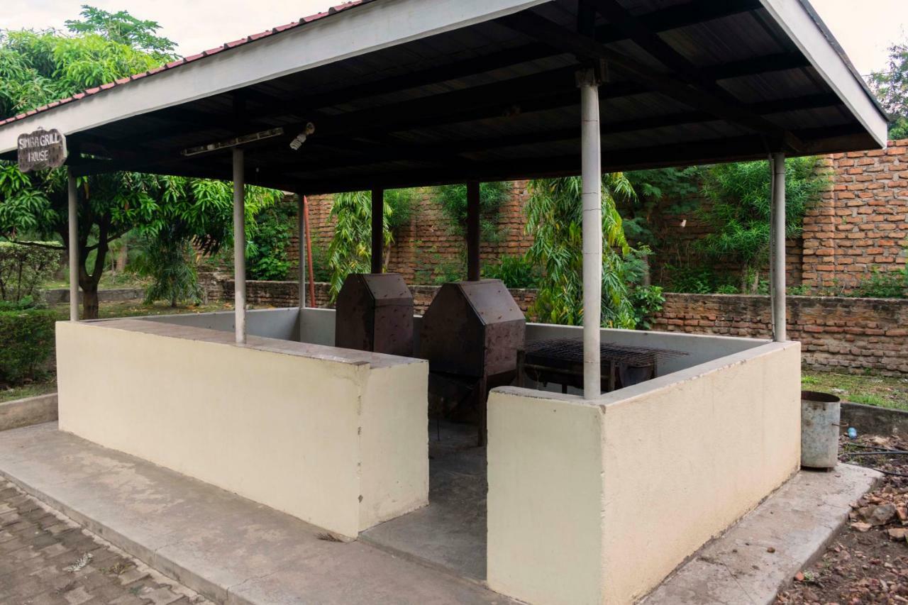 Rwenzori International Hotel Kasese Bagian luar foto